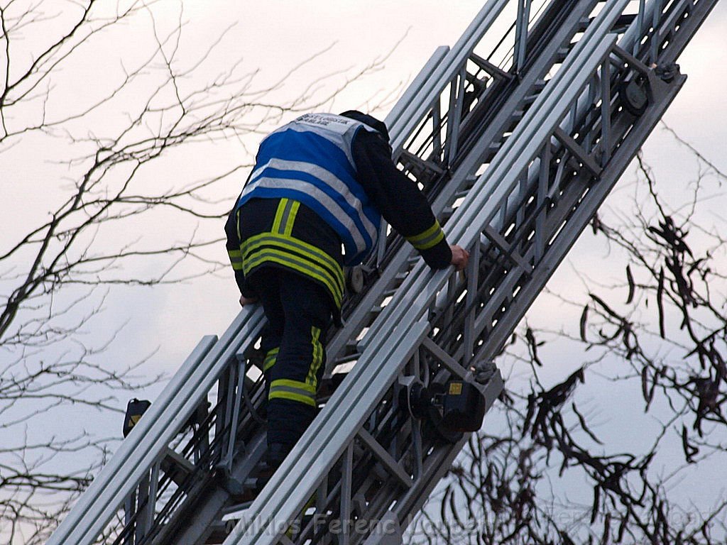 Einsatz Feuerwehr SEK Polizei Koeln Nippes Merheimerstr P149.JPG